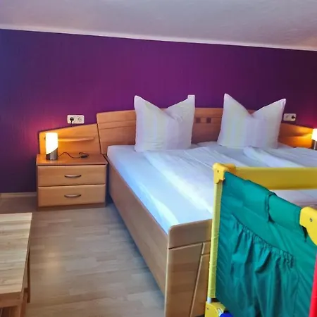 Neukalener Stadthaus Zum Alten Schmied Hébergement de vacances *